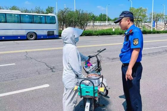 作为游客未至泰达“执法蓝”守护已到九游会登录j9入口大城细管、主动(图6)
